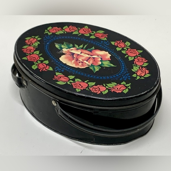 Early Mid Century Vintage Rose Floral Pattern Metal Lidded Handled Biscuit Tin - Picture 4 of 16